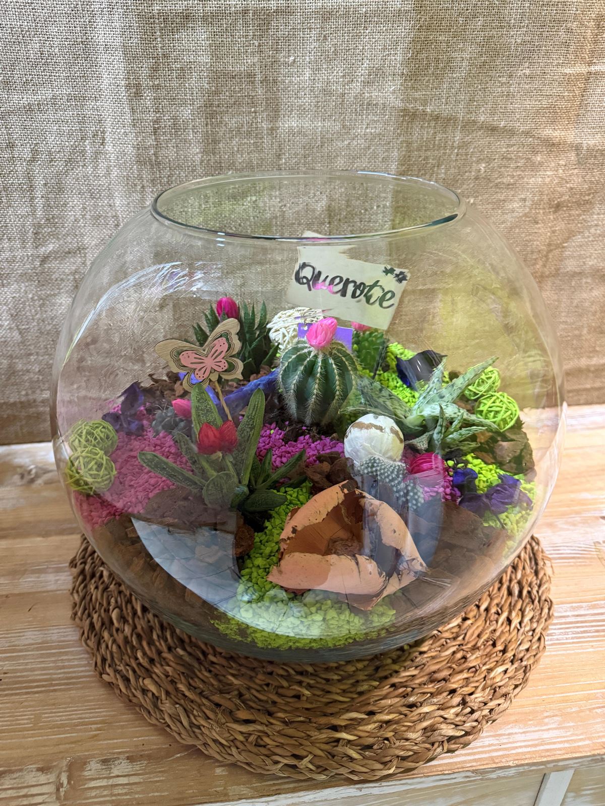 Terrario en pecera de cristal en tonos rosa - Imagen 1