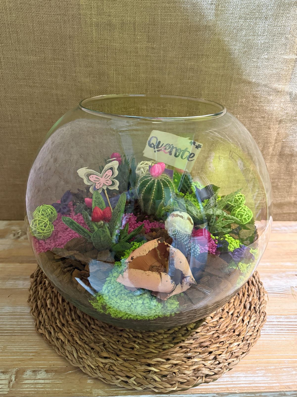 Terrario en pecera de cristal en tonos rosa - Imagen 5