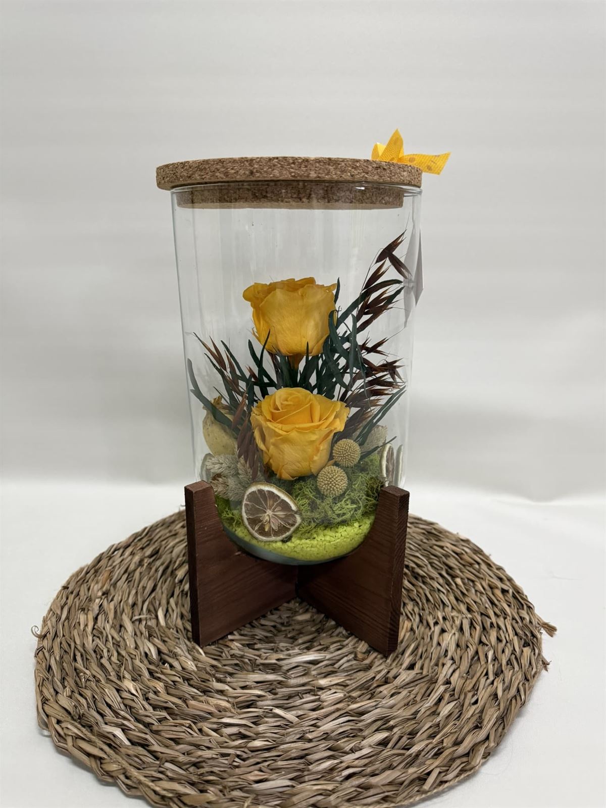Terrarium con pies de madera en tonos amarillos - Imagen 1