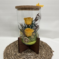 Terrarium con pies de madera en tonos amarillos - Imagen 1