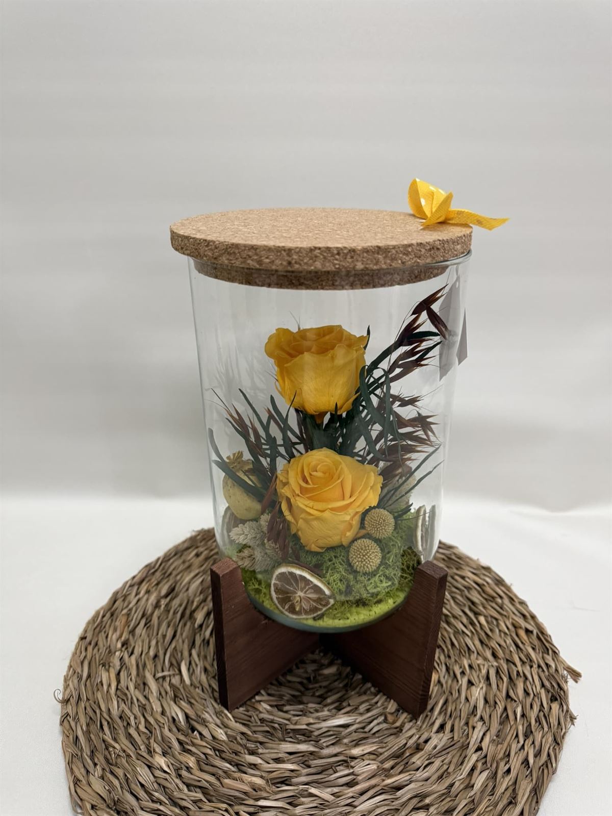 Terrarium con pies de madera en tonos amarillos - Imagen 2