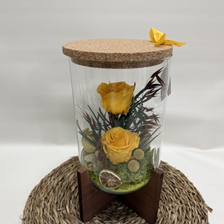 Terrarium con pies de madera en tonos amarillos - Imagen 2