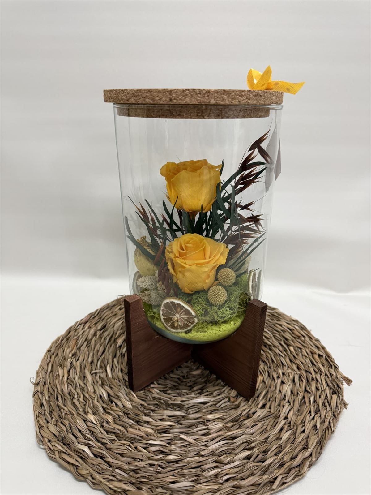 Terrarium con pies de madera en tonos amarillos - Imagen 3