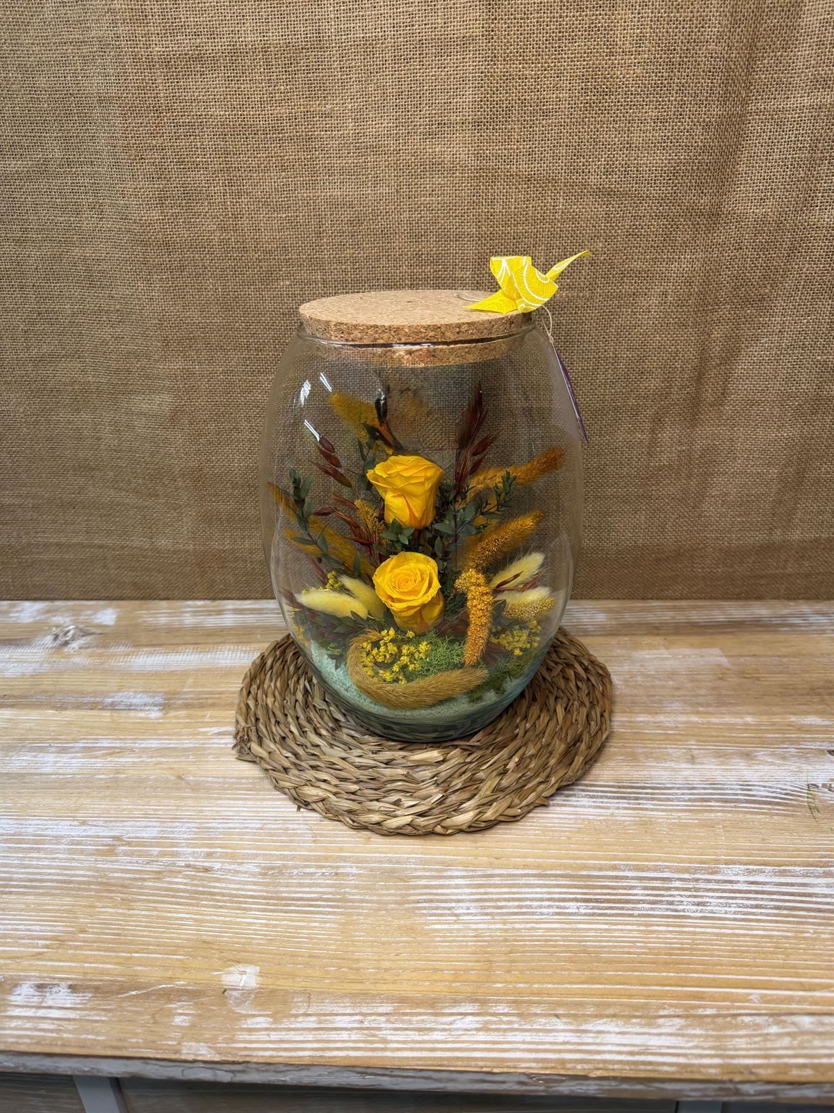 Terrarium con tapa de corcho y luz en tonos amarillos - Imagen 1