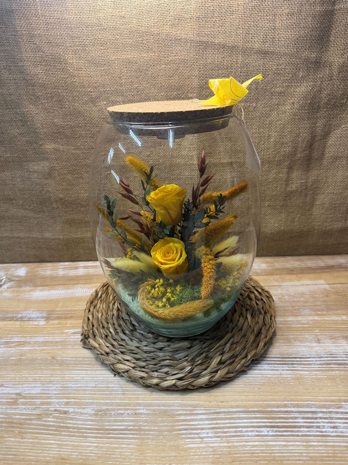 Terrarium con tapa de corcho y luz en tonos amarillos - Imagen 2