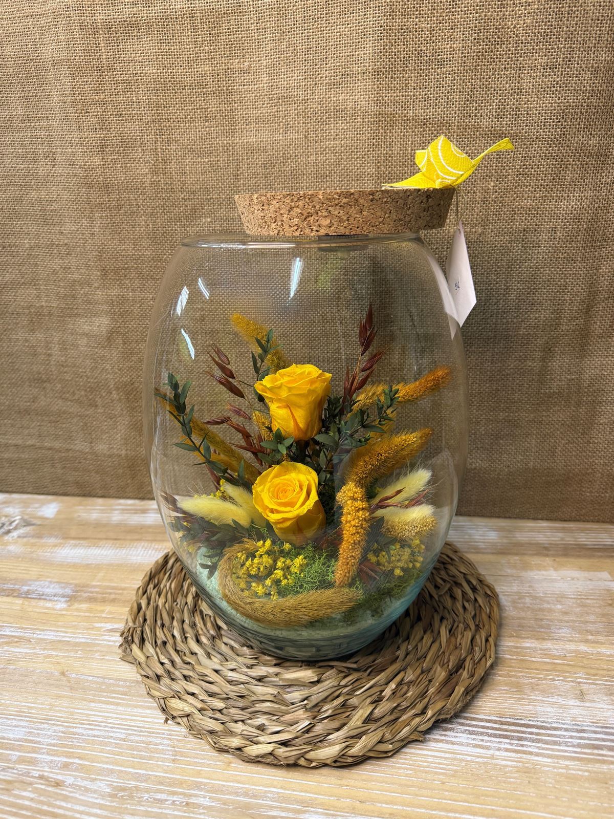 Terrarium con tapa de corcho y luz en tonos amarillos - Imagen 3