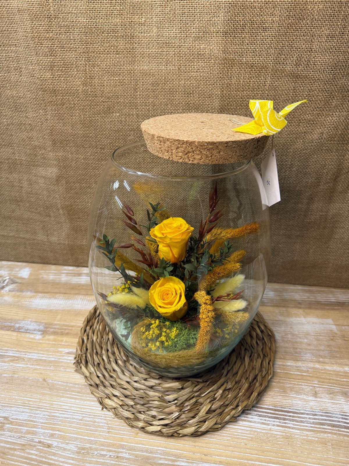 Terrarium con tapa de corcho y luz en tonos amarillos - Imagen 4