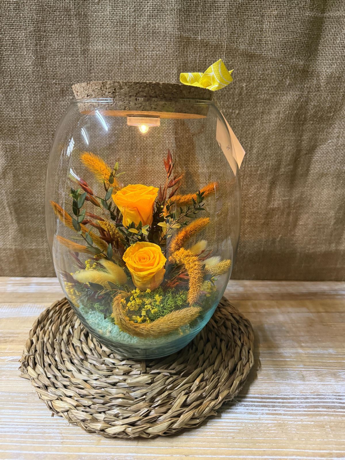 Terrarium con tapa de corcho y luz en tonos amarillos - Imagen 5