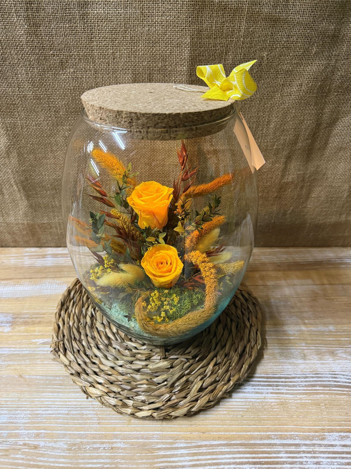 Terrarium con tapa de corcho y luz en tonos amarillos - Imagen 6