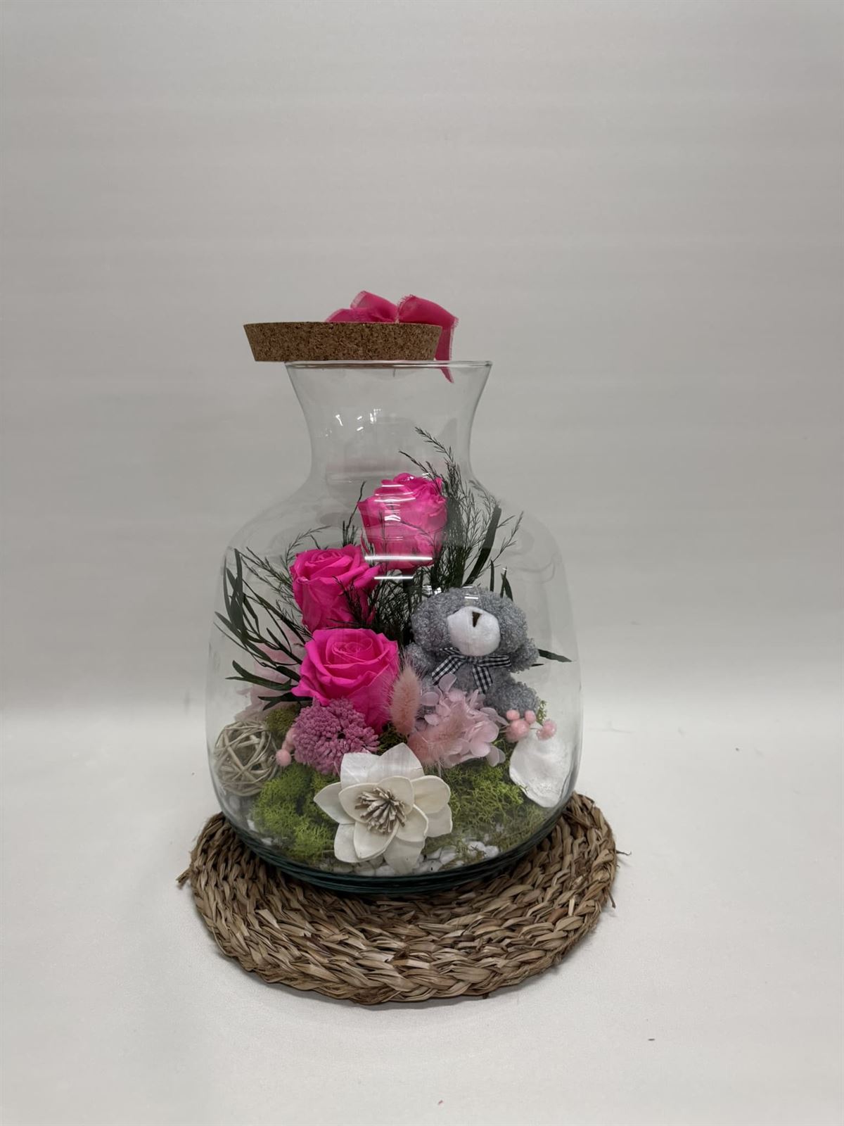 Terrarium en tonos fucsia con peluche - Imagen 1