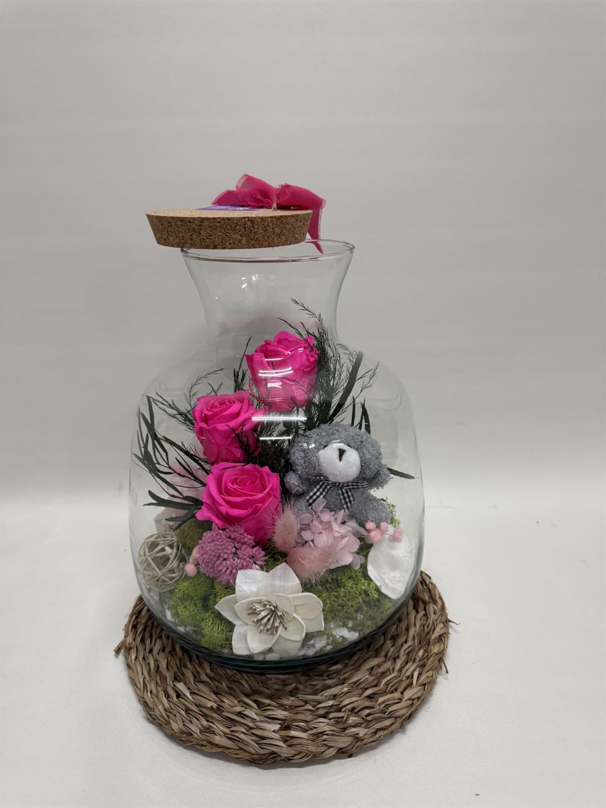 Terrarium en tonos fucsia con peluche - Imagen 2