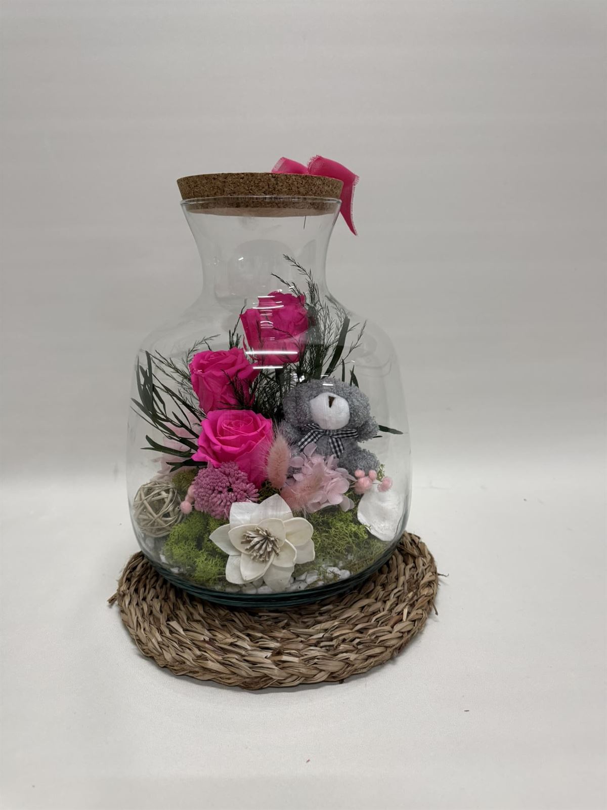 Terrarium en tonos fucsia con peluche - Imagen 3