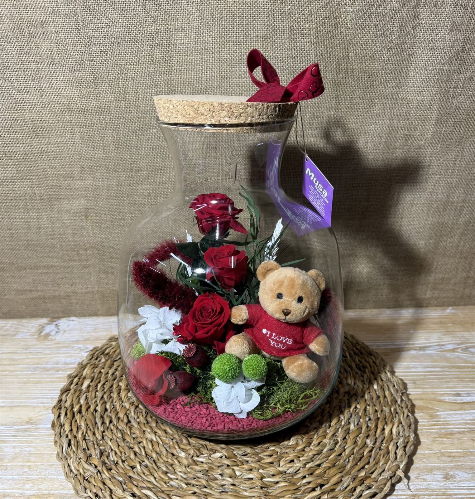 Terrarium en tonos rojos con peluche - Imagen 1