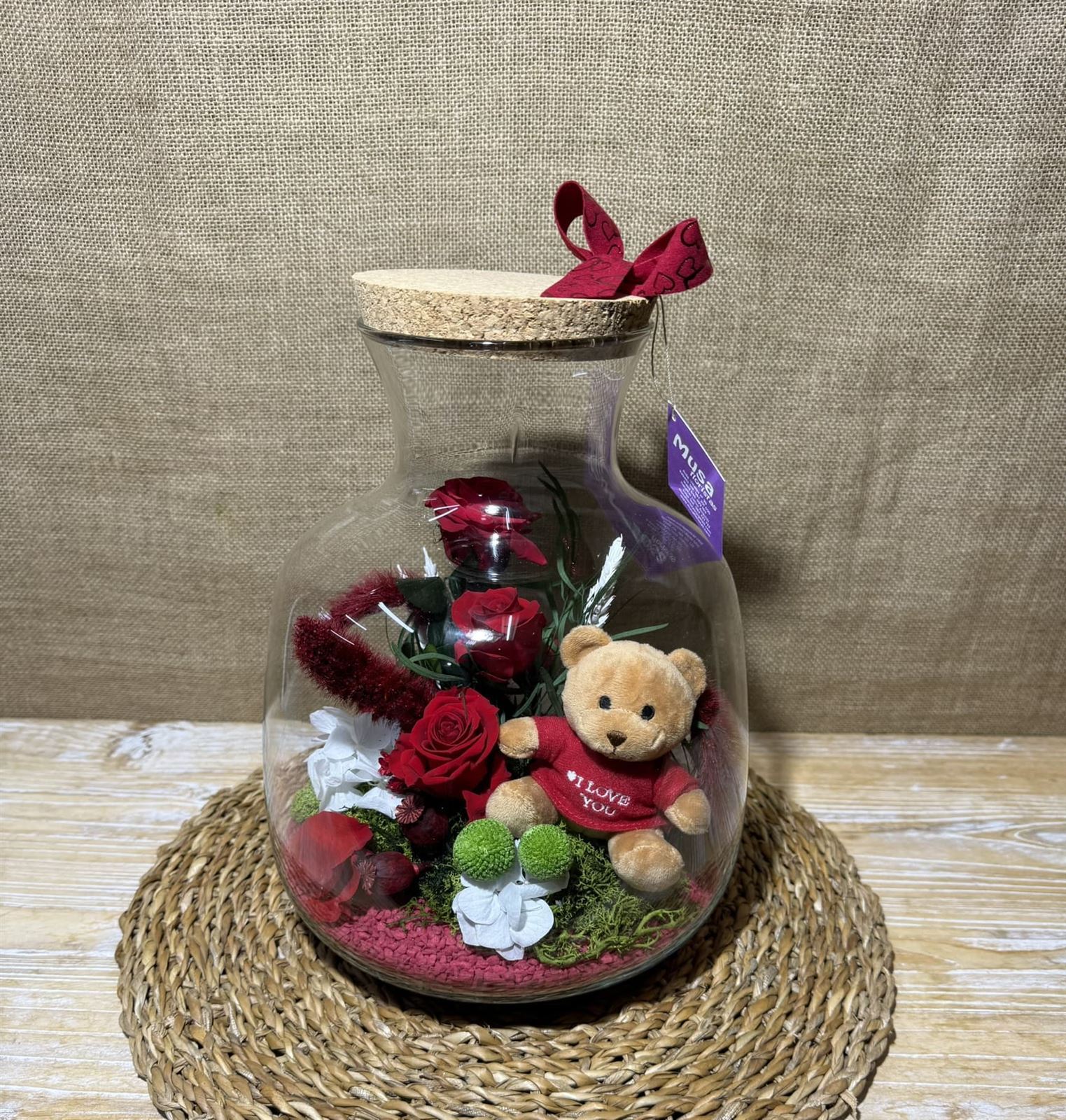 Terrarium en tonos rojos con peluche - Imagen 2