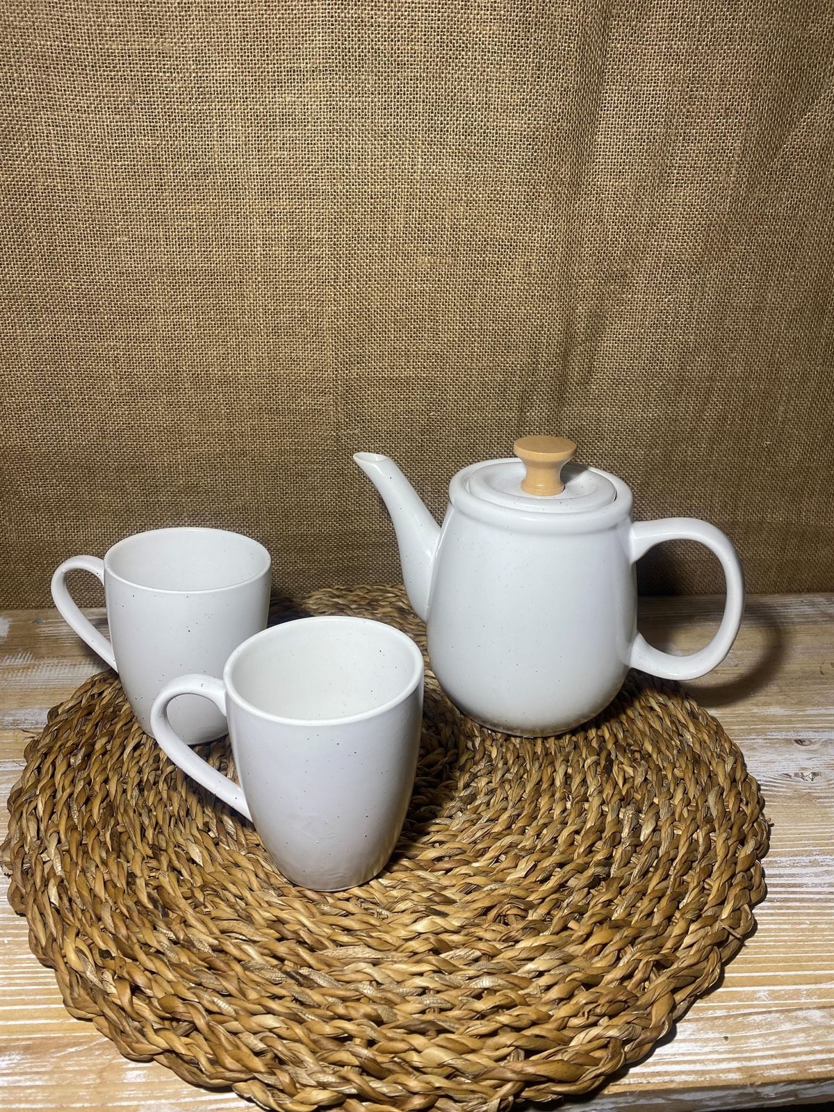 Tetera y tazas blancas - Imagen 1
