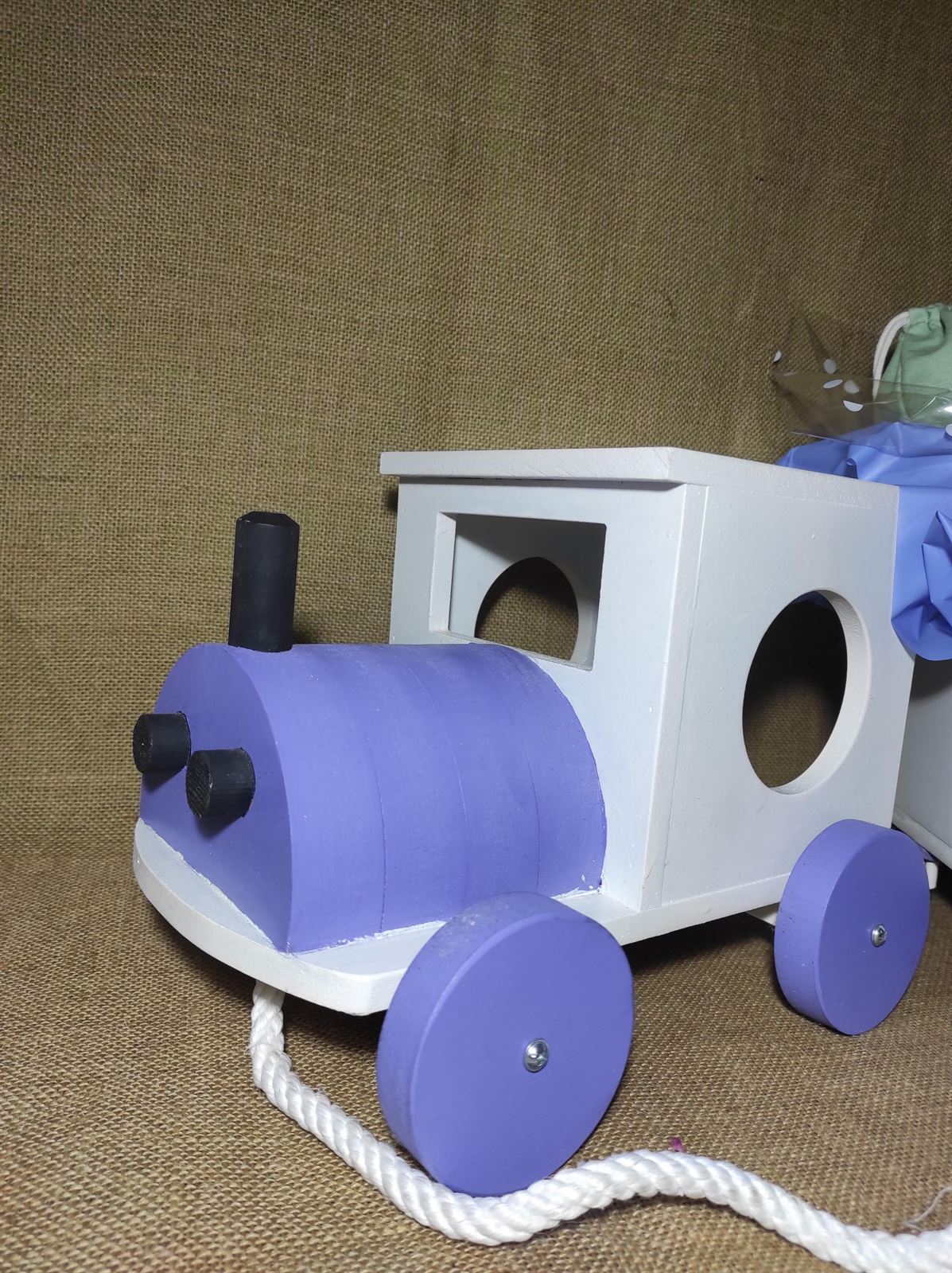 Tren y vagón con artículos variados - Imagen 5